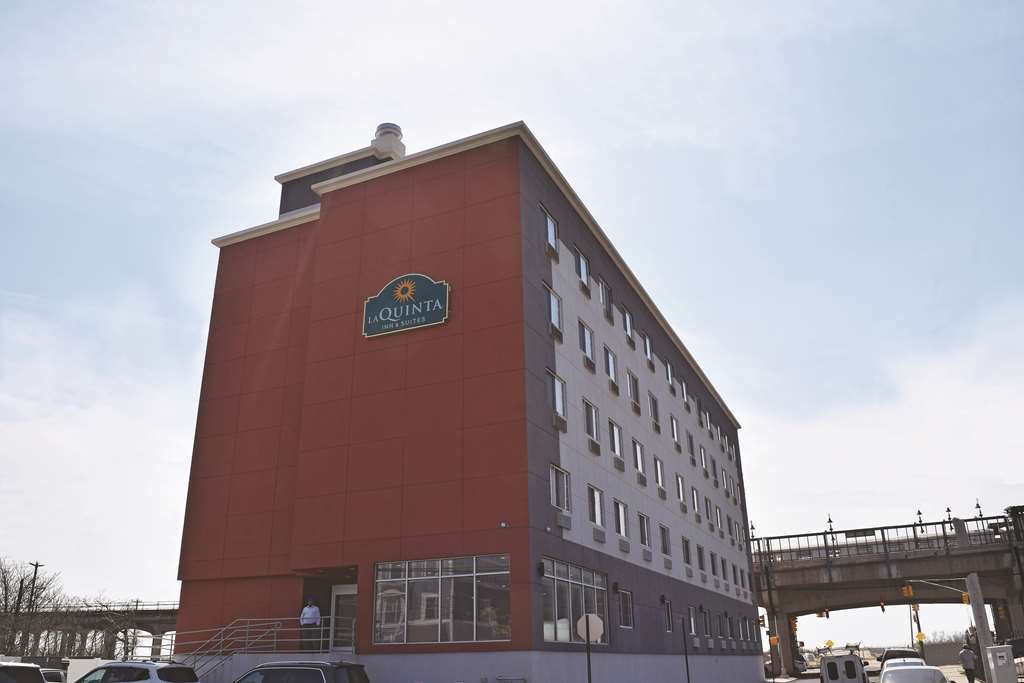 La Quinta Inn & Suites Far Rockaway - Beach Hotel นิวยอร์ก ภายนอก รูปภาพ