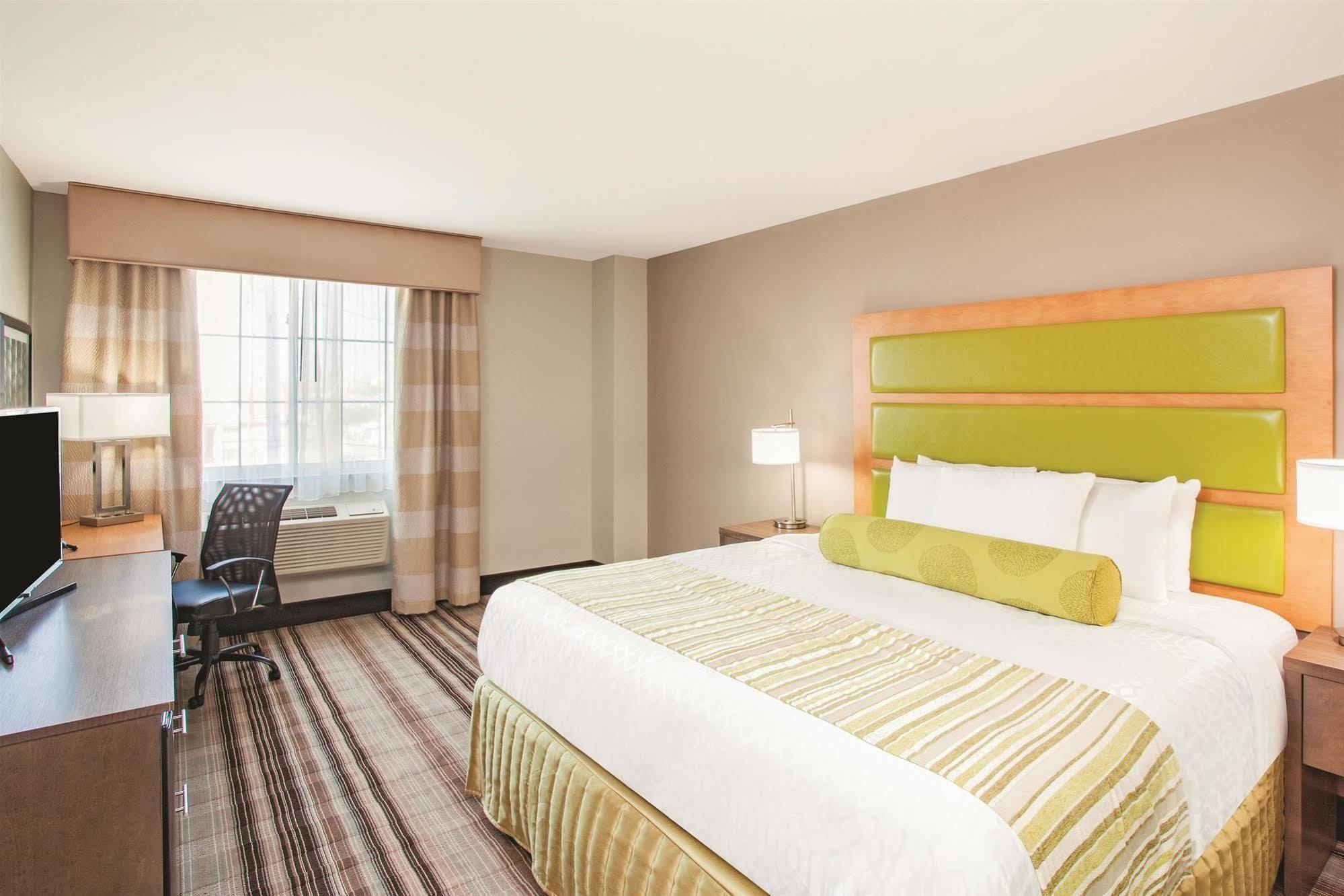 La Quinta Inn & Suites Far Rockaway - Beach Hotel นิวยอร์ก ภายนอก รูปภาพ