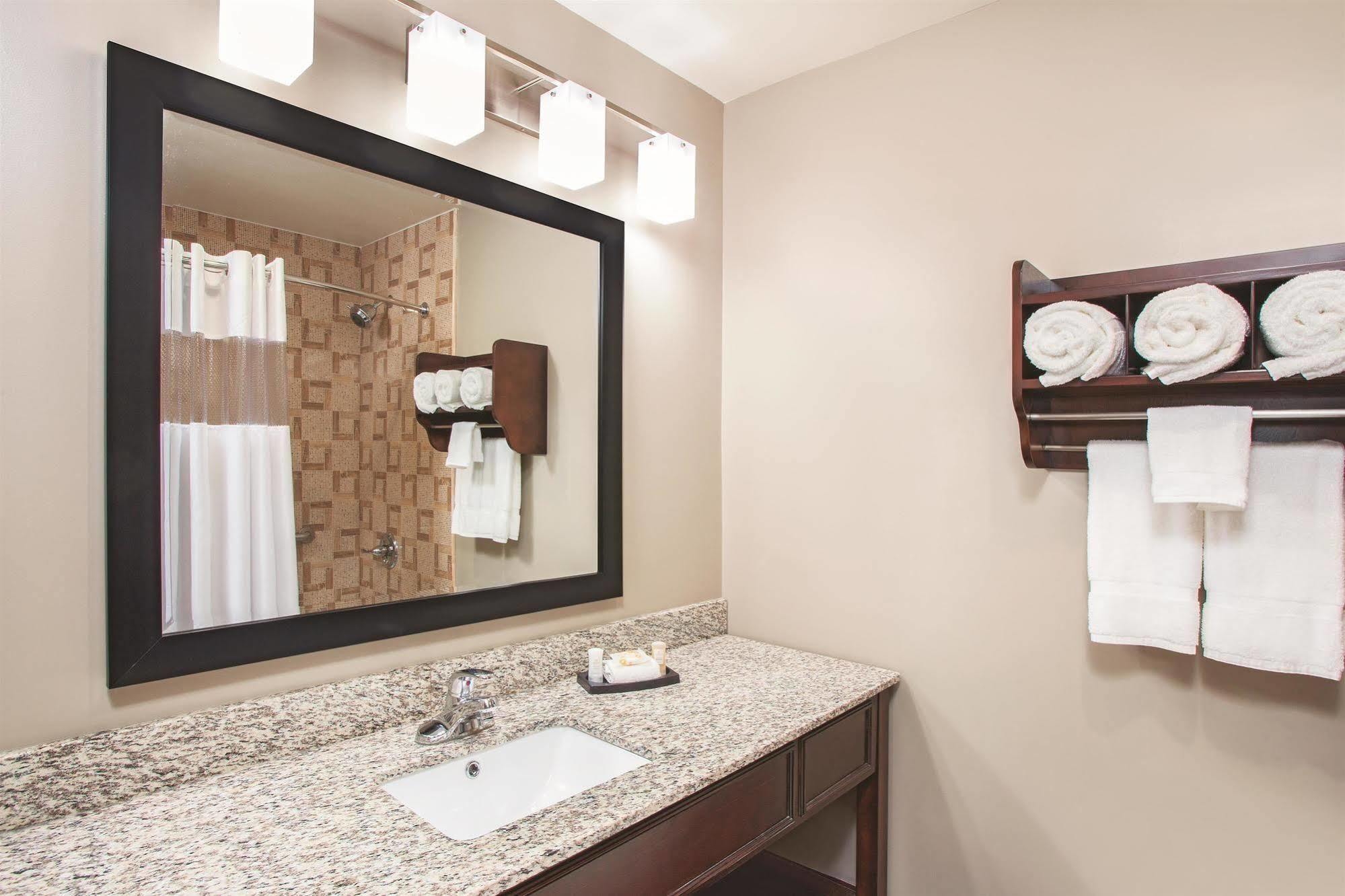 La Quinta Inn & Suites Far Rockaway - Beach Hotel นิวยอร์ก ภายนอก รูปภาพ