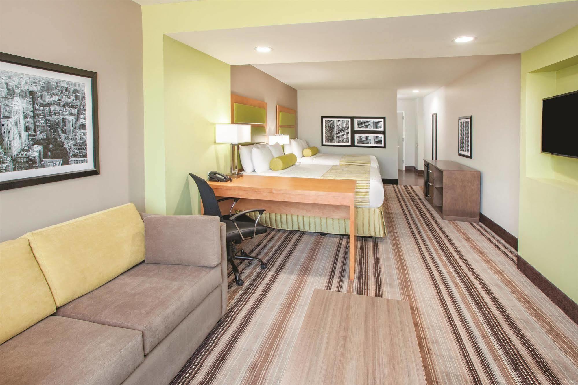 La Quinta Inn & Suites Far Rockaway - Beach Hotel นิวยอร์ก ภายนอก รูปภาพ