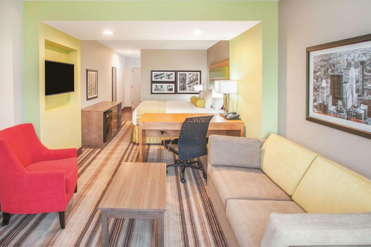 La Quinta Inn & Suites Far Rockaway - Beach Hotel นิวยอร์ก ภายนอก รูปภาพ